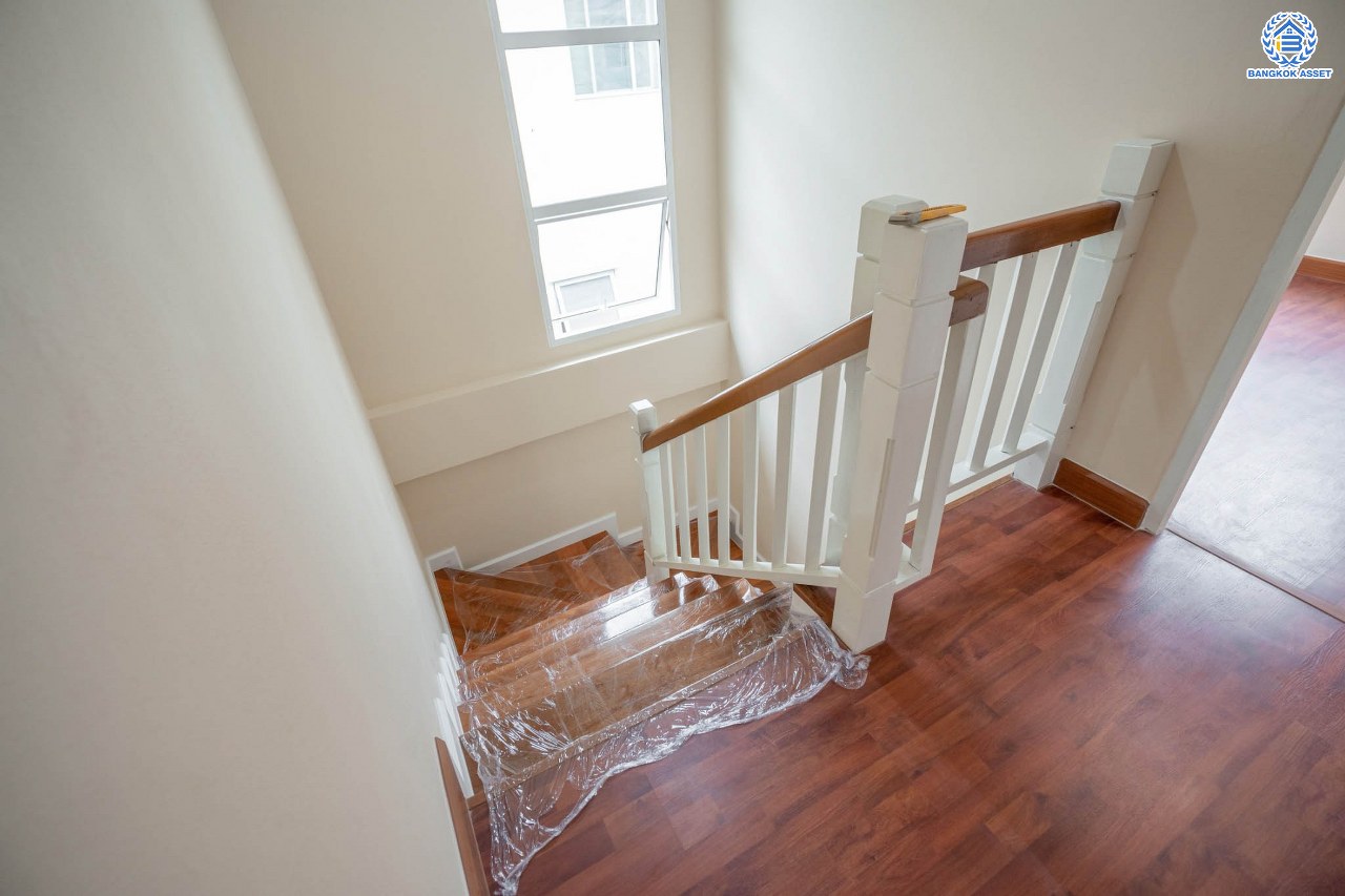 บ้านมือสองตกแต่งใหม่ โครงการ เพอร์เฟคพาร์ค วัดพระนอน จากแบรนด์ Property Perfect เนื้อที่ 35.8 ตร.ว. บ้านแฝดฟังก์ชันระดับบ้านเดี่ยว! 3 ห้องนอน 2 ห้องน้ำ 1 ที่จอดรถ พร้อม Facilities ครบครัน บนทำเลเชื่อมต่อถนนกาญจนาฯ ใกล้ทางด่วน ศรีรัช-วงแหวนฯ เซ็นทรัลเวสต์เกต และรถไฟฟ้าสายสีม่วง "สถานีตลาดบางใหญ่"